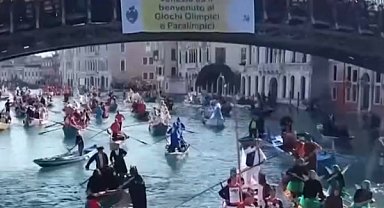 İtalya'nın ünlü karnavalı, Venedik'te Büyük Kanal'da yüzen bir geçit töreniyle başladı