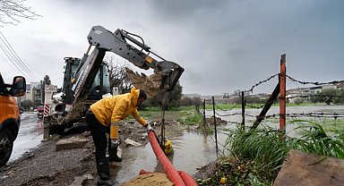 İzmir Büyükşehir Belediyesi’nin yağış seferberliği sürüyor