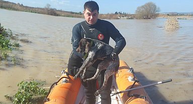 İzmir’de ekipler tarafından su baskınlarına müdahale edildi