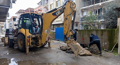 İzmir'de yoğun yağışların ardından birçok noktada ulaşım yeniden sağlandı