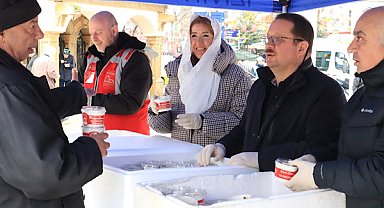 İzmit’te Berat Kandili dolayısıyla helva ikram edildi