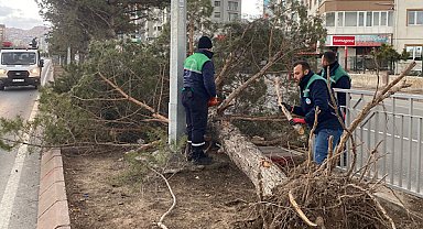 Kayseri’de ekipler sert rüzgara karşı saha müdahalelerini sürdürüyor
