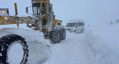 Kayseri’de kardan kapanan 54 mahalle yolu trafiğe açıldı