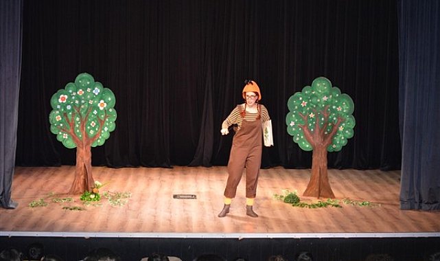 Konyaaltı’nda minikler tiyatro ile buluştu