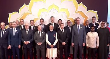Macron Hindistan'da AB'nin yapay zeka kurallarını savundu