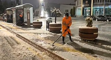 Malatya'da karla mücadele çalışmaları sürüyor