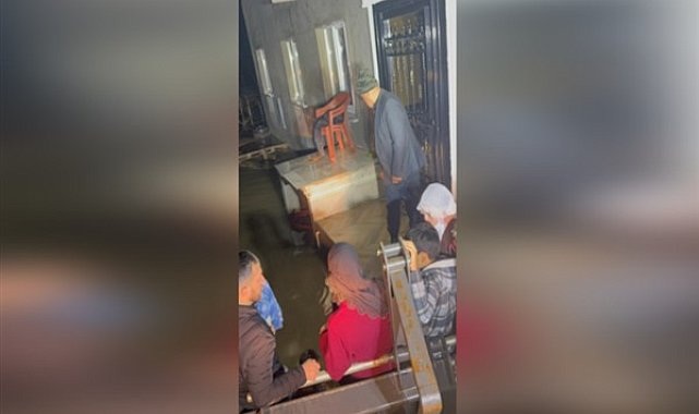 Manisa’da selde mahsur kalan 11 kişilik aile kurtarıldı