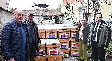 Manisa’da selden etkilenen arıcıya kovan desteği sağlandı