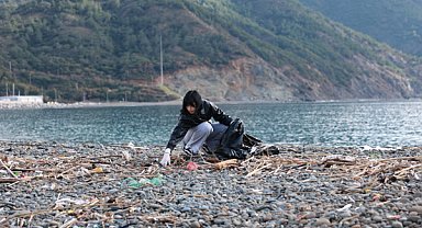 Marmaris’te fırtınanın kıyıya sürüklediği atıklar toplandı 