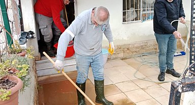 Menderes Belediyesi'nden yağışlar sonrası zarar gören evlerde temizlik çalışması
