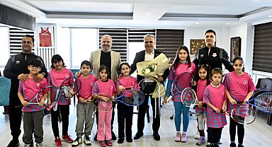 Muratpaşa Belediyesi Tenis Performans Takımından Başkan Uysal'a ziyaret