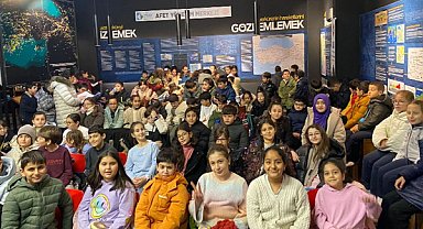 Öğrencilerden 17 Ağustos Deprem Müzesine ziyaret