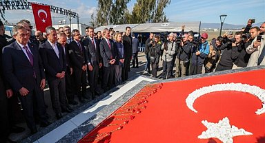 Özel’den Narlıca Deprem Şehitliği’ne ziyaret