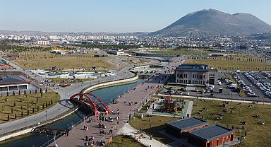 Recep Tayyip Erdoğan Millet Bahçesi ziyaretçilerini ağırlamayı sürdürüyor