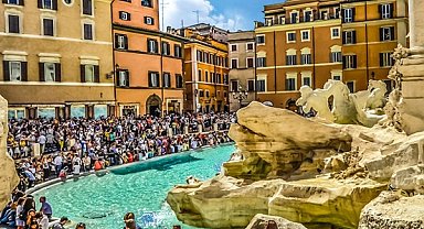 Roma'daki turistler Trevi Çeşmesi'ne yakından bakmak için ücret ödeyecek
