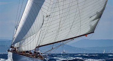 Sarayburnu önlerinde sürüklenen tekne kurtarıldı 