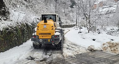 Trabzon’da kar yağışı sonrası 40 mahalle yolu kapandı