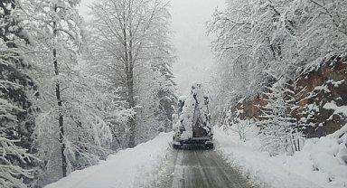 Trabzon’da kar yağışı sonrası yol açma çalışmaları sürüyor