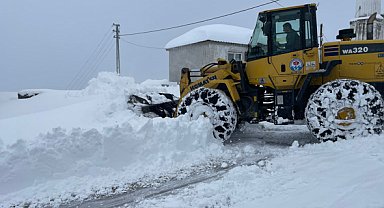 Trabzon'da karla mücadele çalışmaları sürüyor