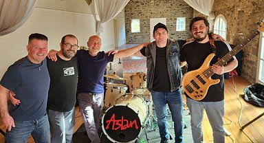 Türk kontrabas sanatçısı Sercan Alban, Aslan grubu ile sahnede