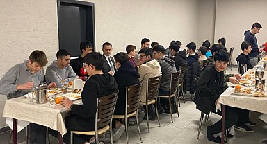 Vali Aktaş, iftarını öğrencilerle yaptı