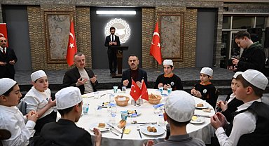 Vali Aktaş ve Başkan Büyükakın, hafızlık öğrencileriyle iftar yaptı