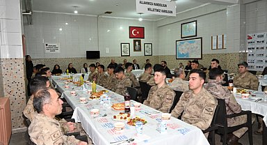 Vali Canalp, askeri personelle iftar yaptı