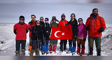 Van’da deprem şehitleri anısına Erek Dağı tırmanışı 