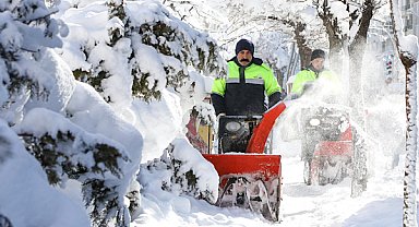 Van’da karla mücadele sürüyor