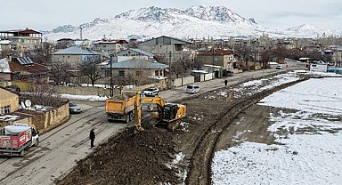 Van’da yol genişletme çalışmaları devam ediyor