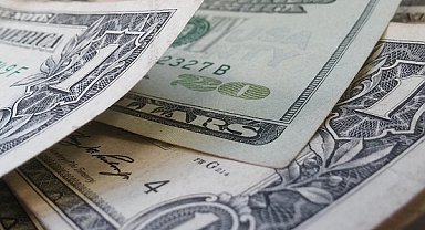 Veri açıklamalarının gecikmesi doların değerini düşürdü