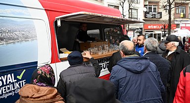 Yalova'da vatandaşlara helva ve çay ikramı yapıldı
