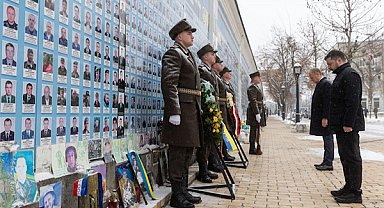 Zelenski ve Tusk, Ukraynalı şehitlere saygı duruşunda bulundu