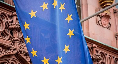 AB Komiseri Kos’tan Sırbistan’a yargı ve basın özgürlüğü uyarısı