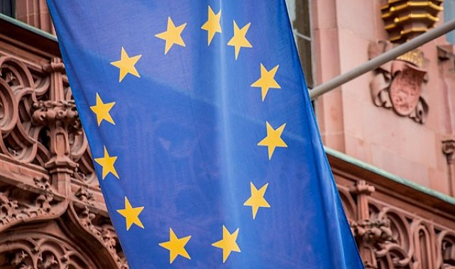 AB Komiseri Kos’tan Sırbistan’a yargı ve basın özgürlüğü uyarısı