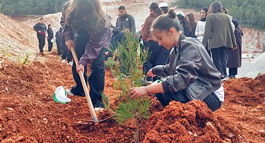 Alanya’da öğrenciler 120 kızılçam fidanı dikti