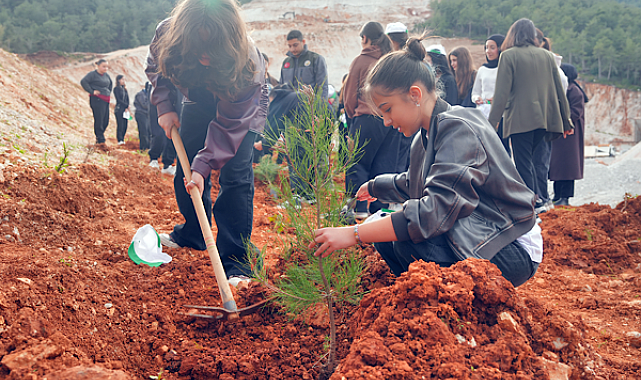 Alanya’da öğrenciler 120 kızılçam fidanı dikti