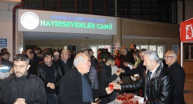 Alikahya’da teravih sonrası şerbet ve lokum dağıtıldı