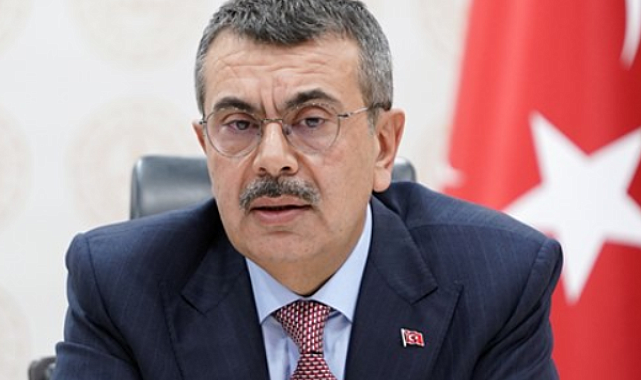 Bakan Tekin, Bakanlıkta görev yapan personelle bayramlaştı