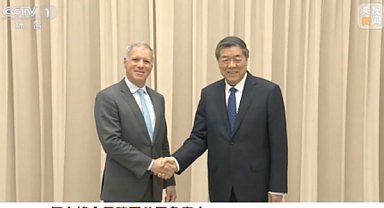 Başbakan Yardımcısı He Beijing’de çok uluslu şirketlerin yöneticileriyle görüştü