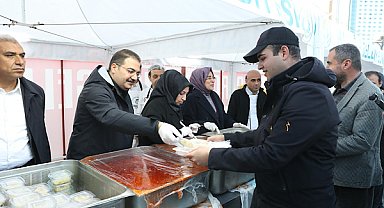 Başkan Canpolat ve Milletvekili Yazmacı iftar çadırında vatandaşlarla buluştu