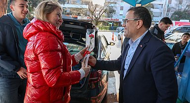 Başkan Gökçe’den kadınlara çiçek takdimi