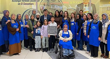 Başkan Kahveci, yöresel lezzetler ve el sanatları stantlarını ziyaret etti