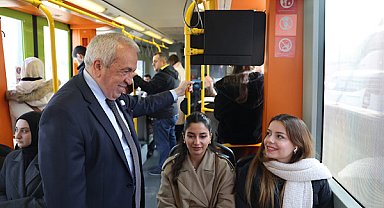 Başkan Özdemir, metroda vatandaşlarla bir araya geldi