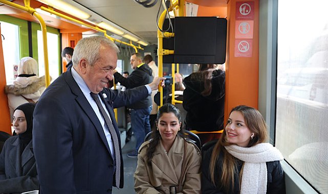 Başkan Özdemir, metroda vatandaşlarla bir araya geldi