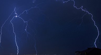 Batı kesimlerde kuvvetli yağış ve fırtına uyarısı
