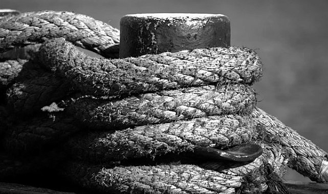 Beylerbeyi önlerinde sürüklenen tekne Harem'de emniyete alındı