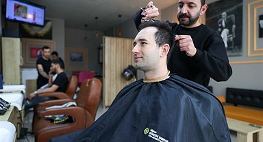 Buca'da bayram öncesi berber esnafına destek 