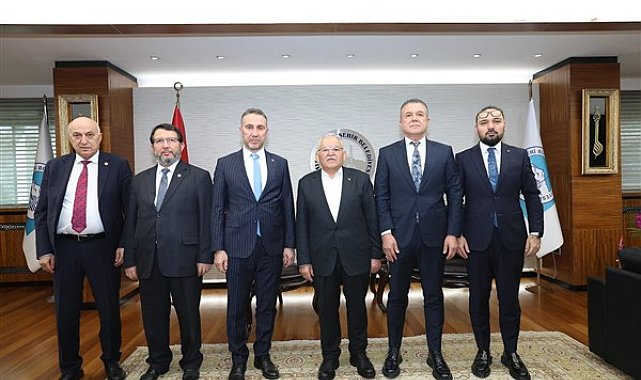 Büyükkılıç, farklı kesimlerden isimleri ağırladı