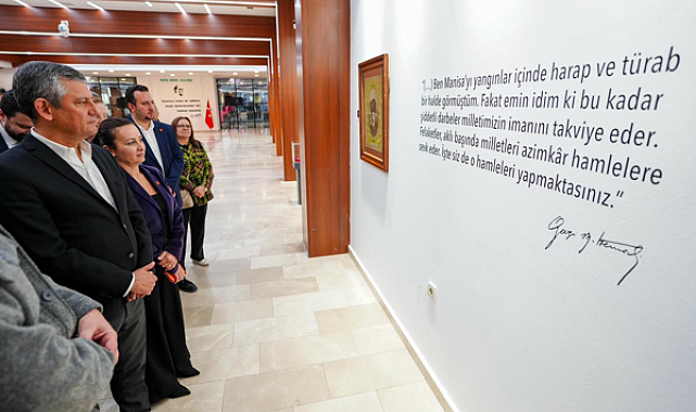 CHP Genel Başkanı Özel “Sarışın Bir Kurt” sergisini gezdi